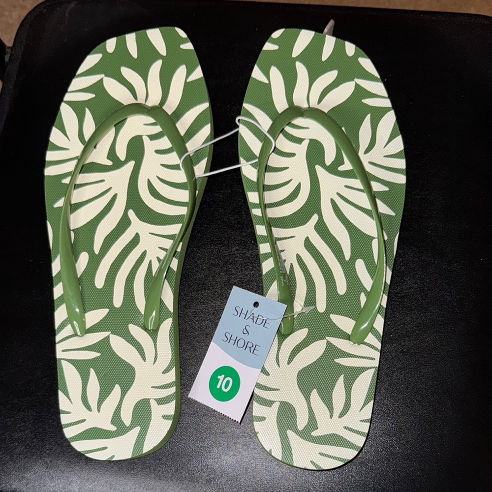 Shade & Shore Leafy Green Flip Flop Sandals, NWT, Size 10 (CL)